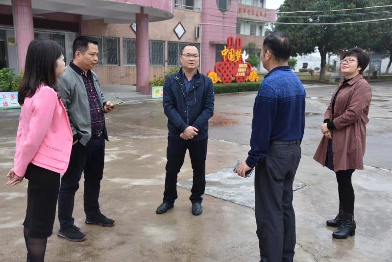 2镇委书记冯亮稂到中心小学调研指导.jpg