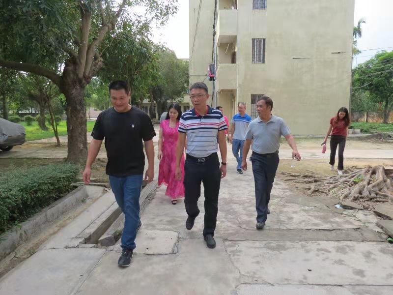 3镇委副书记、镇长刘博熙到年乐学校调研指导.jpg