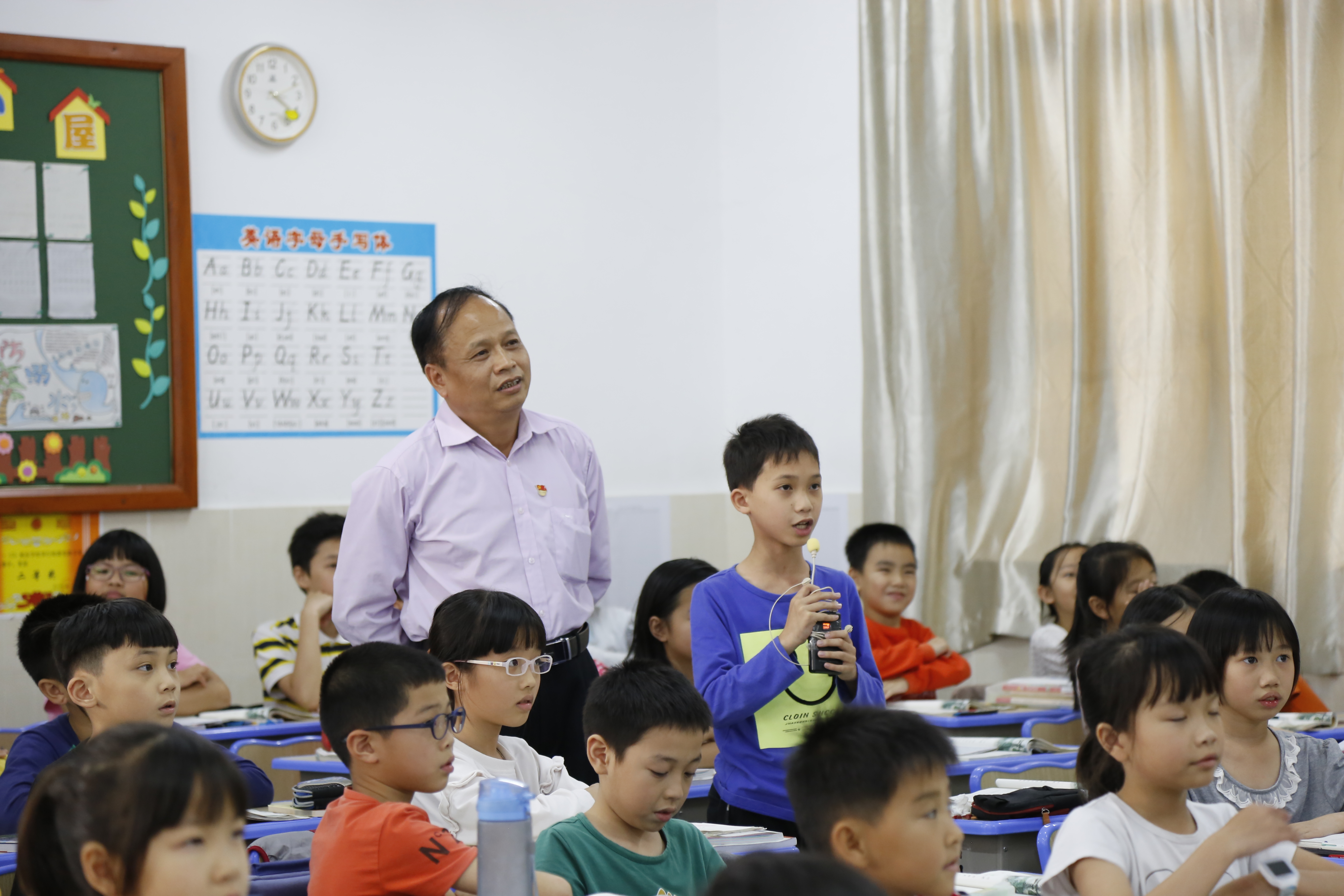 5与学生互动.jpg