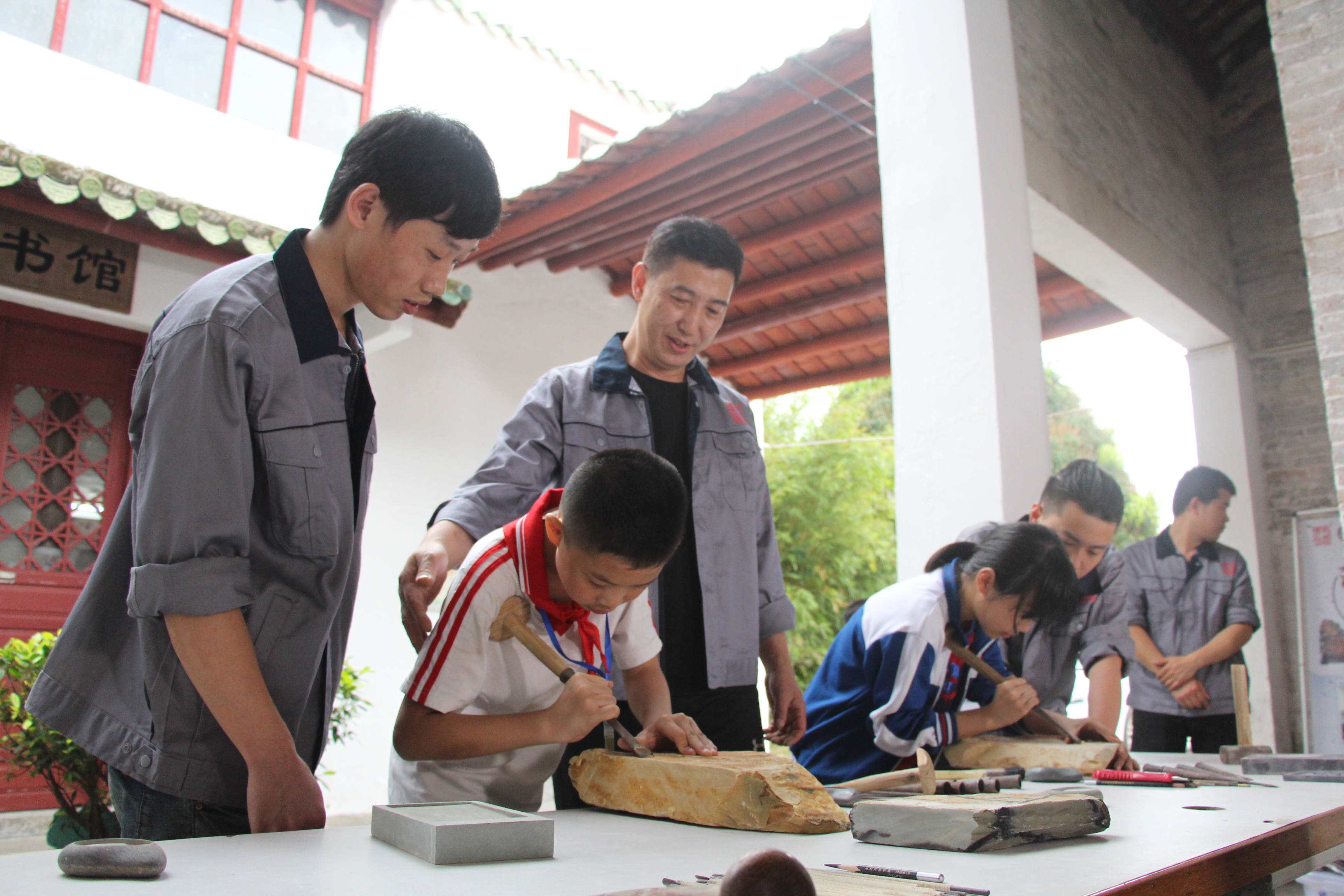 1林志明（左三）指导学生使用肩铲.jpg