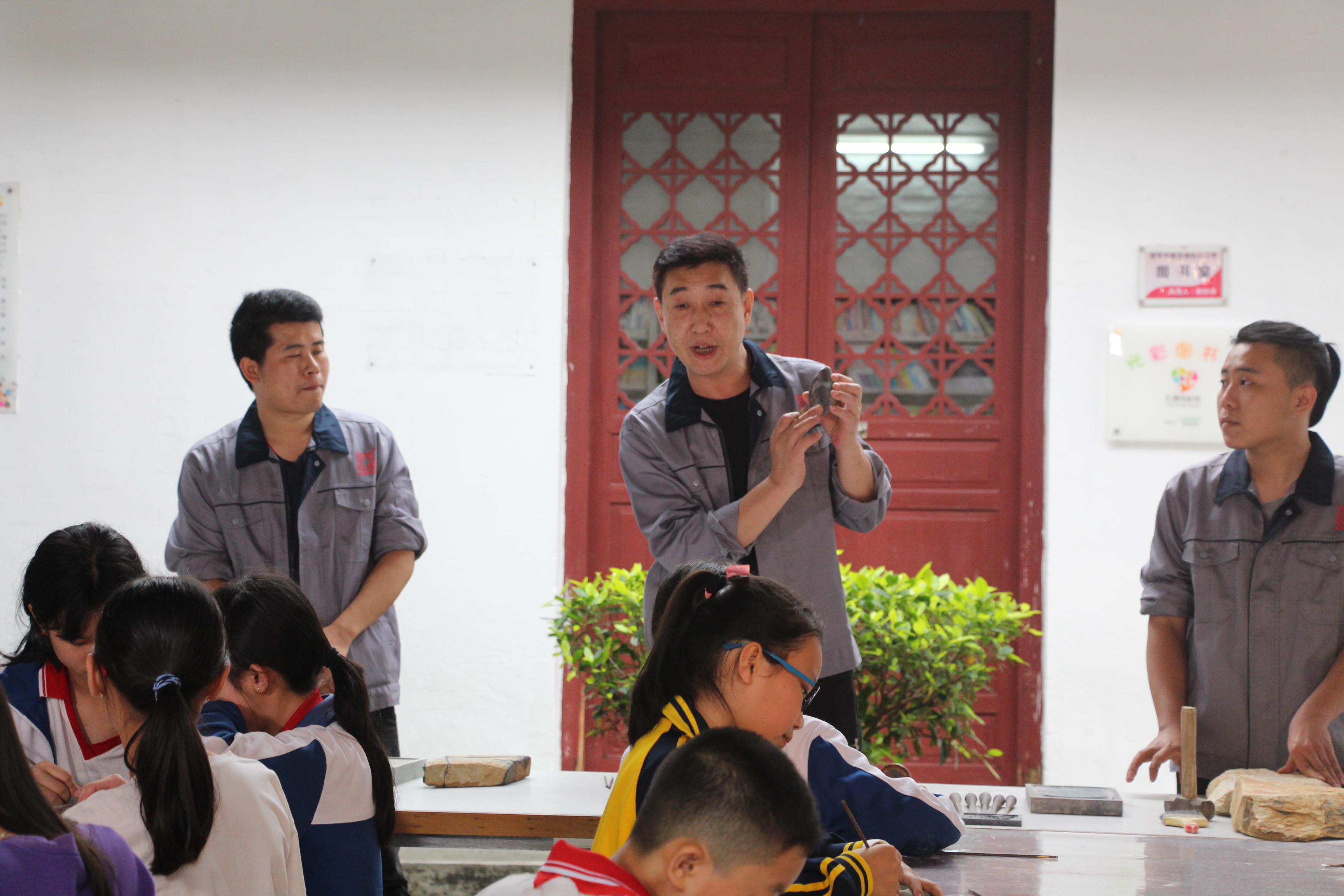 8林志明向学生介绍石雕刻技艺.jpg