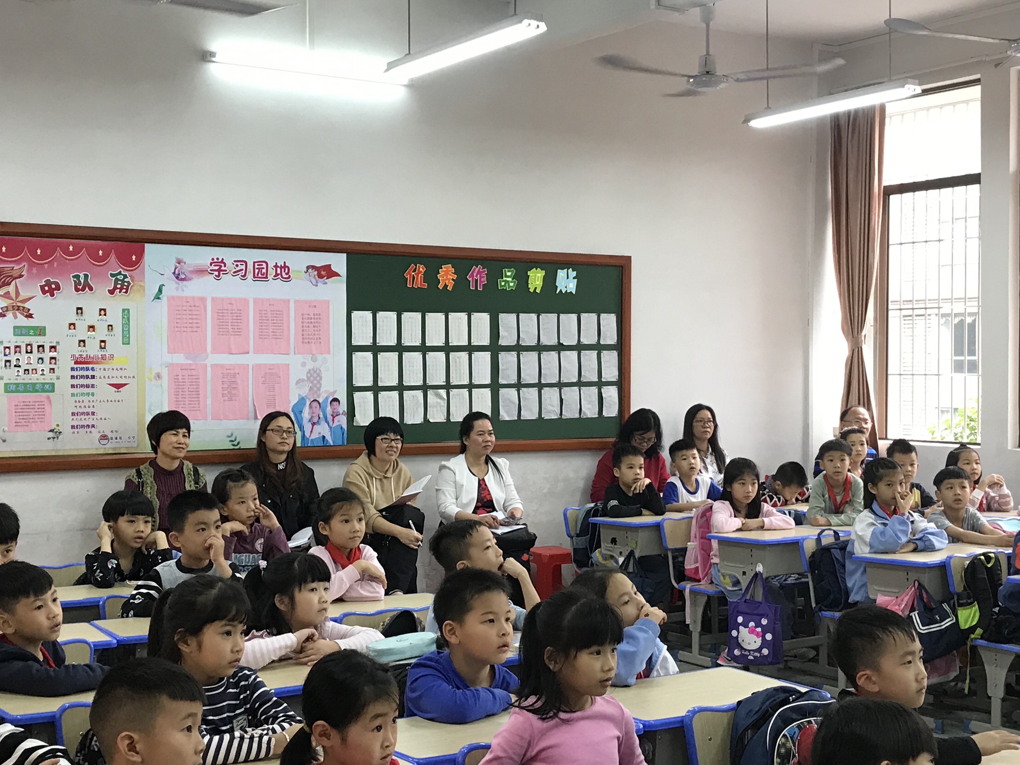 1专家们现场观摩主题班会.jpg