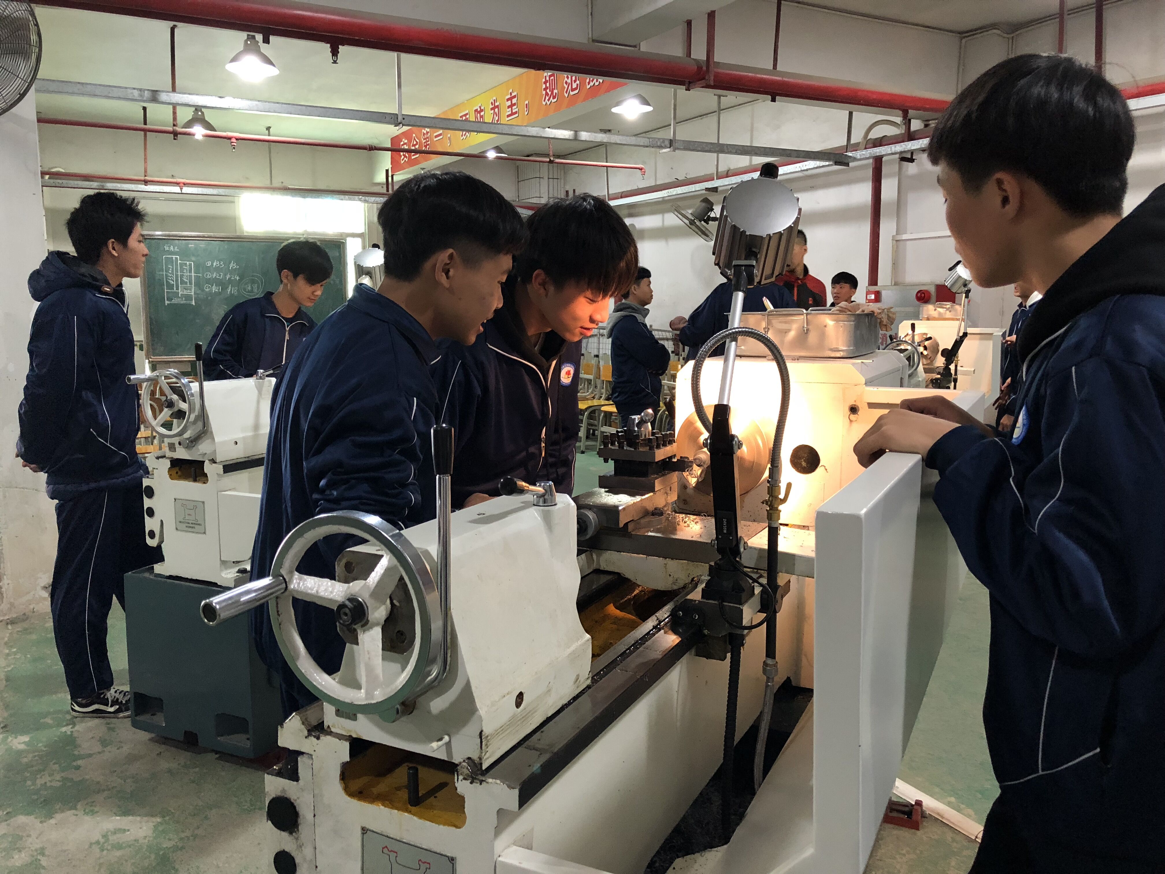 1、学生在数控车间上课.jpg