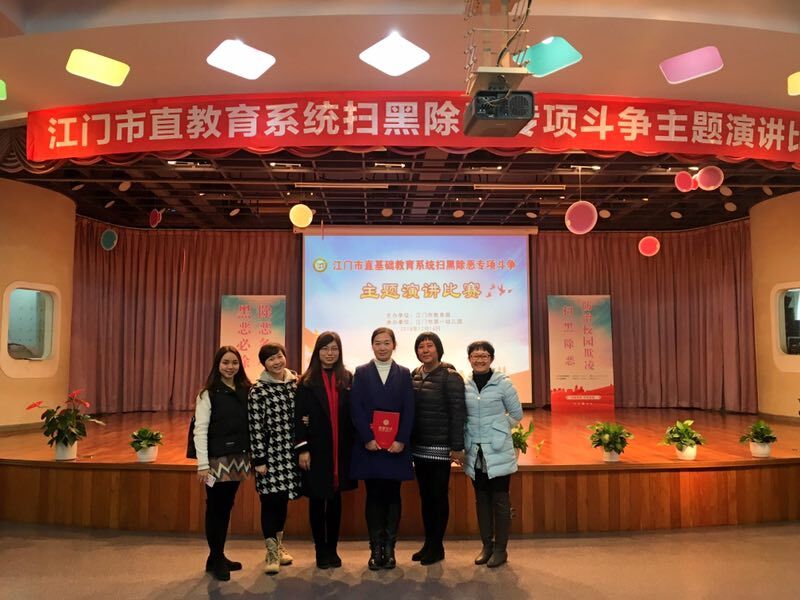 3参赛教师与到场观赏教师合影留念.jpg