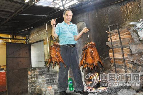 用水泥和砖砌成的烧炉用荔枝柴烧鹅.