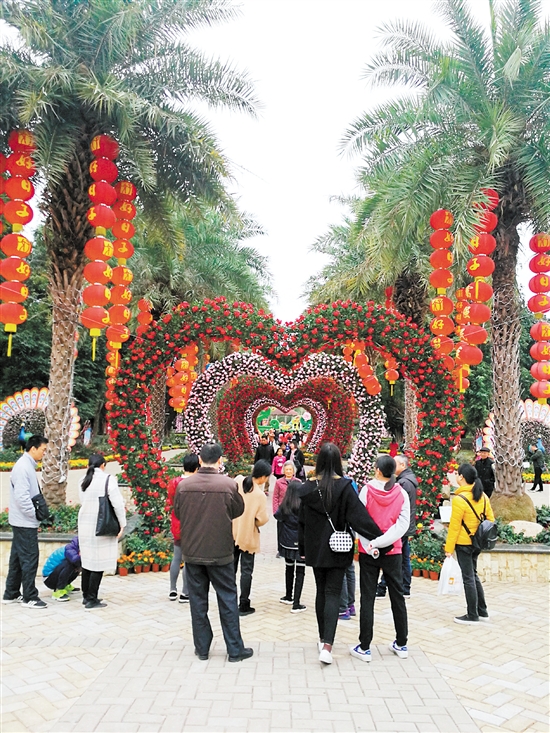 东湖公园在春节期间精心布置的花海世界带给游客新的体验。