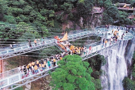 2018年6月28日，清远古龙峡景区的悬空玻璃平台、玻璃吊桥、玻璃观光组合、丛林飞跃四个项目正式对外开放。