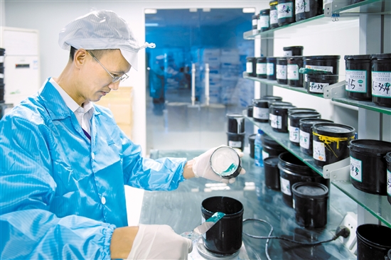 研发工程师刘太强对产品配方进行优化.周华东图片