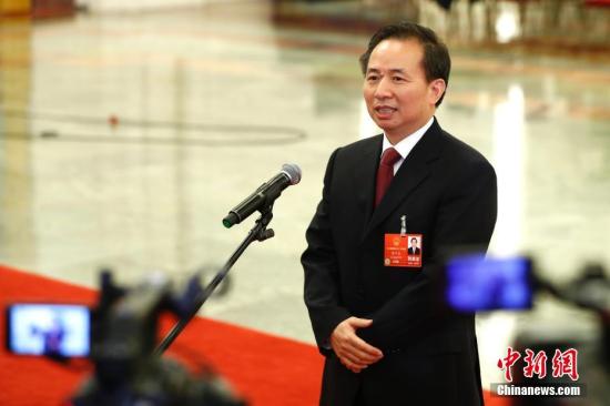 3月19日，十三届全国人大一次会议在北京人民大会堂举行第七次全体会议。生态环境部部长李干杰在“部长通道”接受采访。 中新社记者 富田 摄