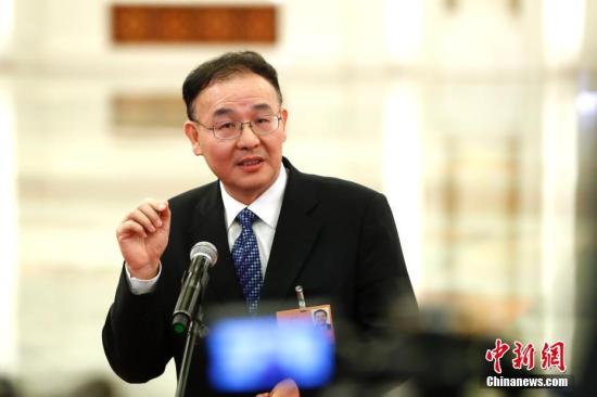 3月19日，十三届全国人大一次会议在北京人民大会堂举行第七次全体会议。国家邮政局局长马军胜在“部长通道”接受采访。 中新社记者 富田 摄