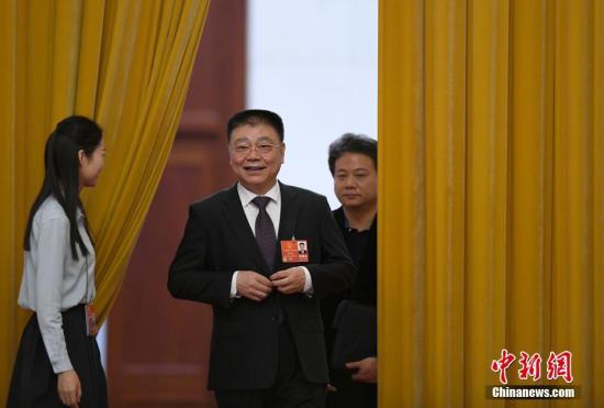 3月19日，十三届全国人大一次会议在北京人民大会堂举行第七次全体会议。图为住房和城乡建设部部长王蒙徽步入“部长通道”接受采访。 中新社记者 侯宇 摄