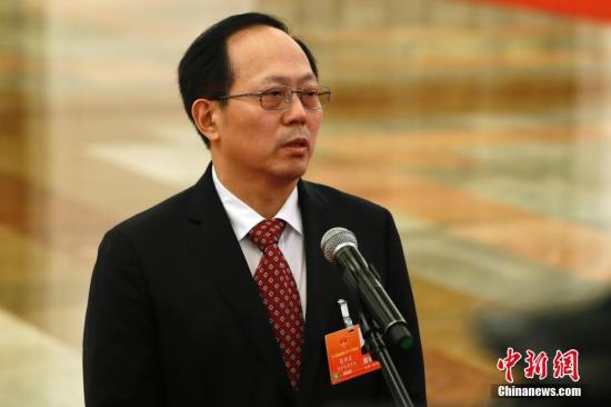 3月19日，十三届全国人大一次会议在北京人民大会堂举行第七次全体会议。国家体育总局局长苟仲文在“部长通道”接受采访。 中新社记者 富田 摄