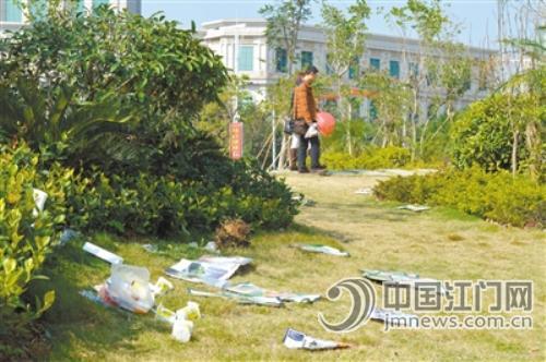 万达广场附近草坪垃圾多 市民建议增设垃圾桶