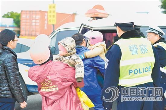 有一种期盼叫回家过年 铁骑 围上了保暖毛围脖