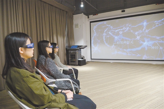 南方教育裝備創新產業城展示的3D課堂。