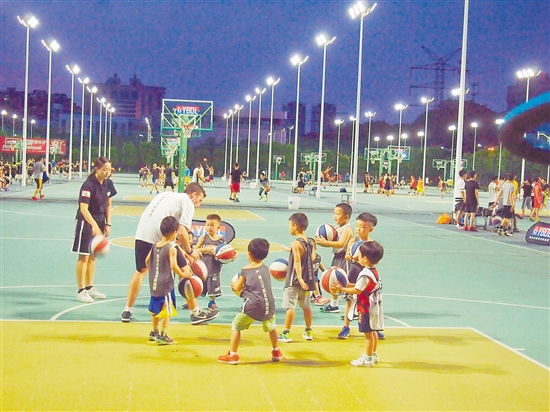 晚上7时，元宝山体育公园运动场内大部分场地就已“名花有主”了。相关负责人告诉记者，15个篮球场中有7个是培训班在用。