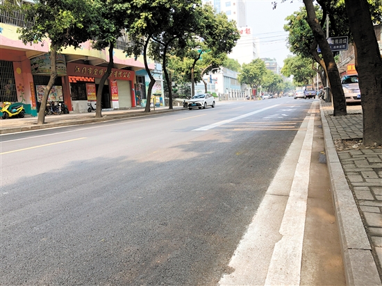 老城区路面改造取消停车位 一租车行照旧停车