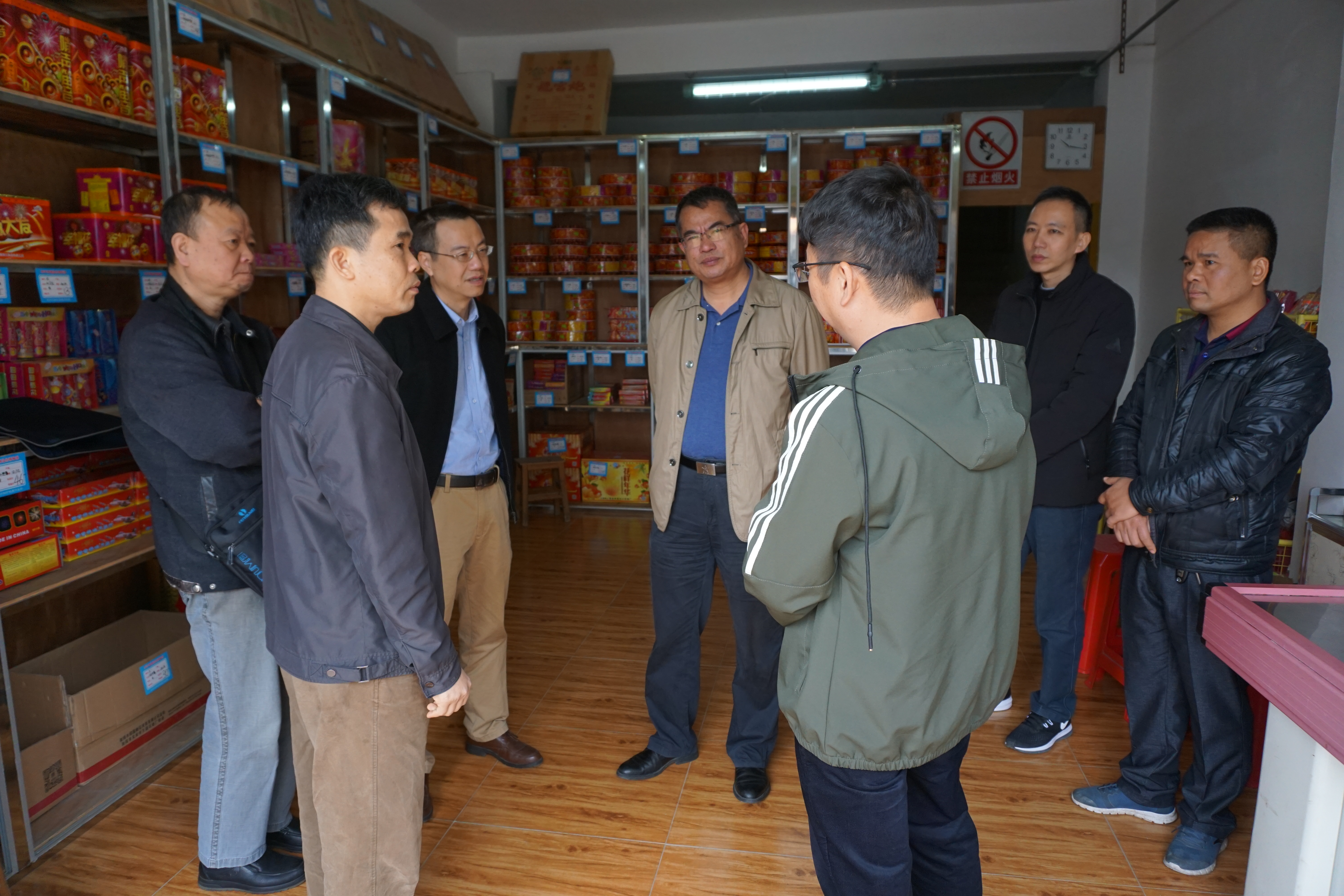 图为调研组在开平市供销社的烟花爆竹销售网点检查指导工作。.JPG