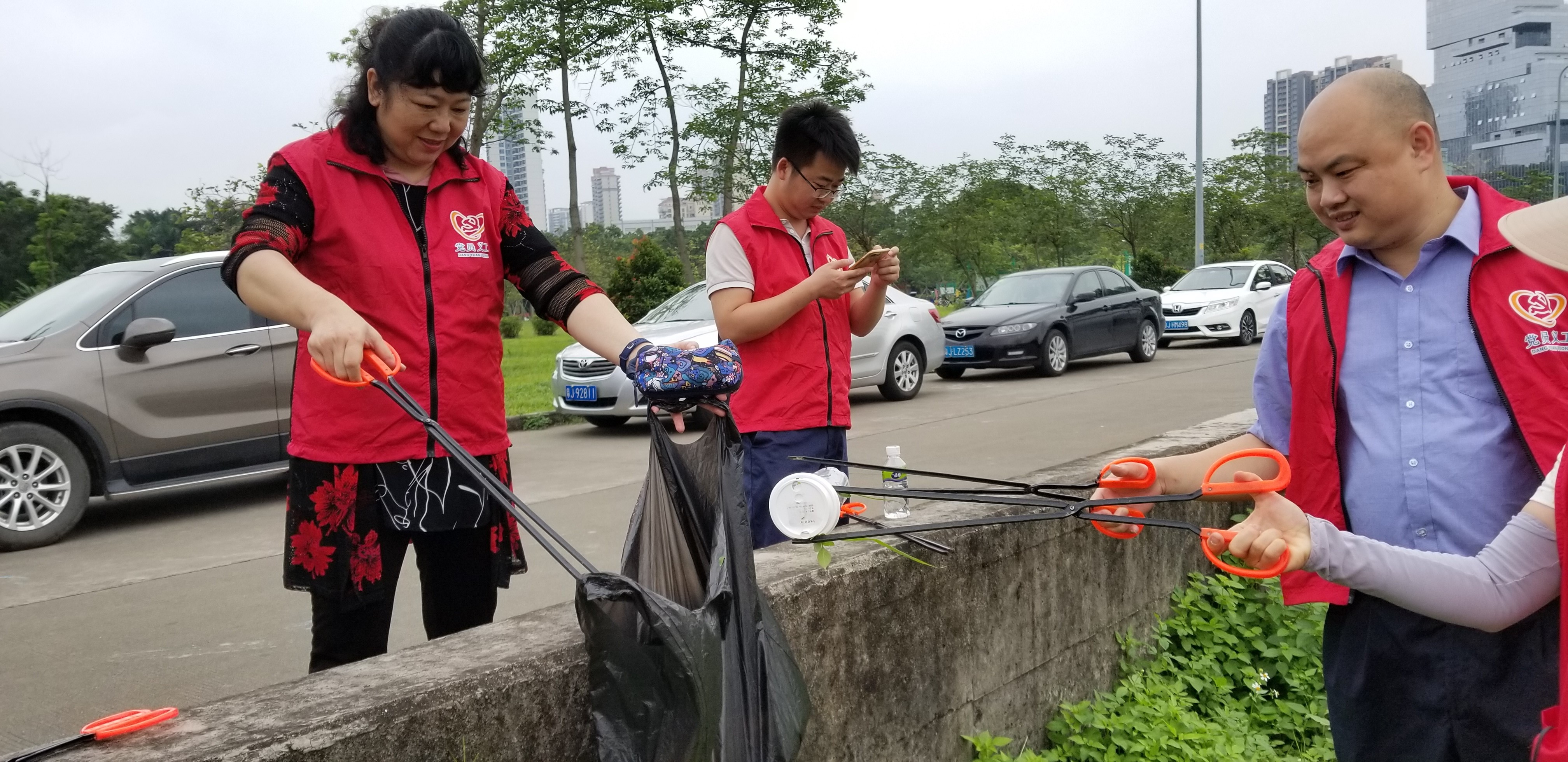 市农业农村局党员义工清理绿道垃圾.jpg