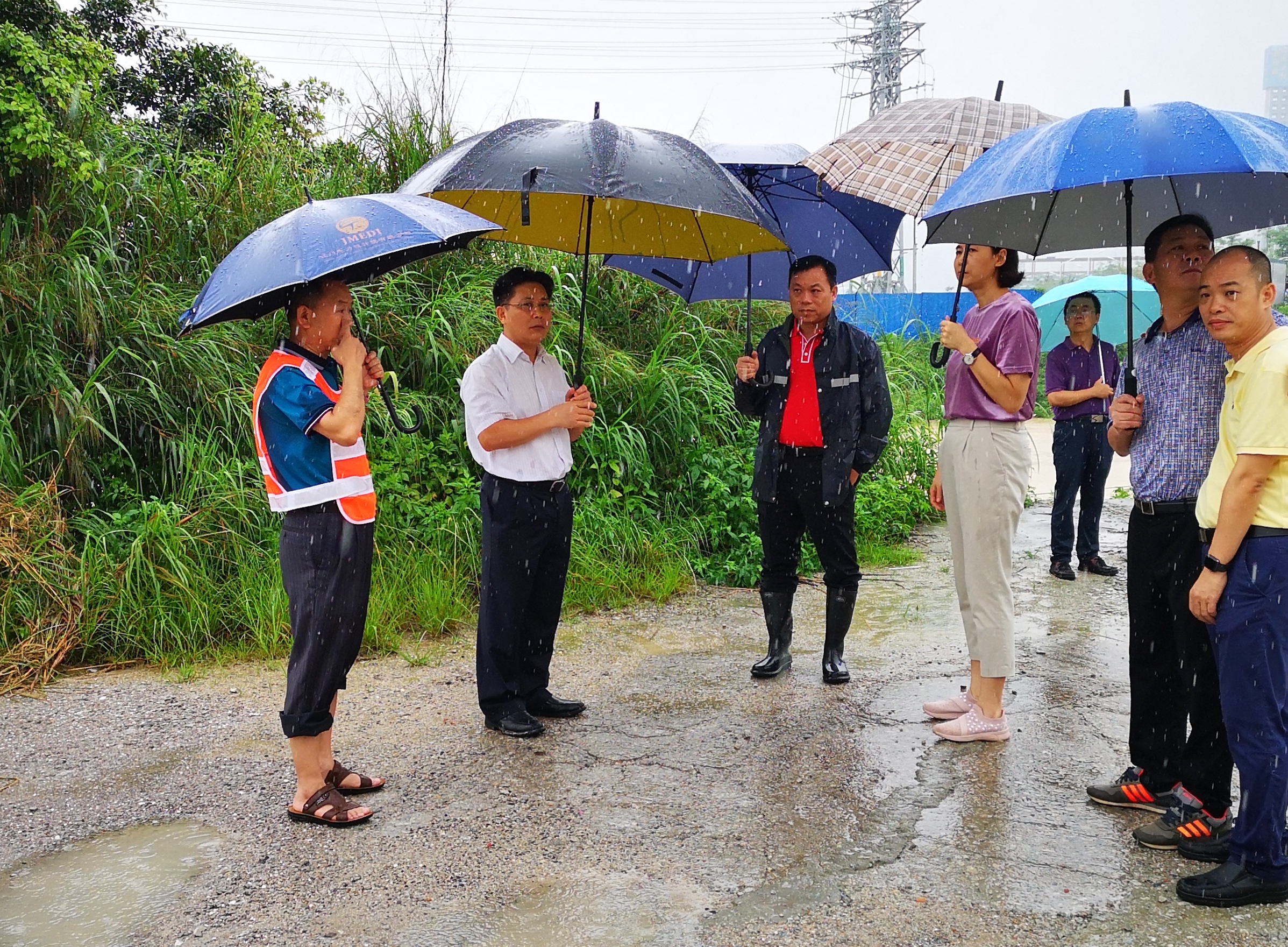 5月29日,简局带队到江门大道北鹤山段现场勘察,就排水问题和其它存在问题与各方沟通,共同解决存在问题1_看图王.jpg 5月29日,简局带队到江门大道北鹤山段现场勘察,就排水问题和其它存在问题与各方沟通,共同解决存在问题1_看图王.jpg