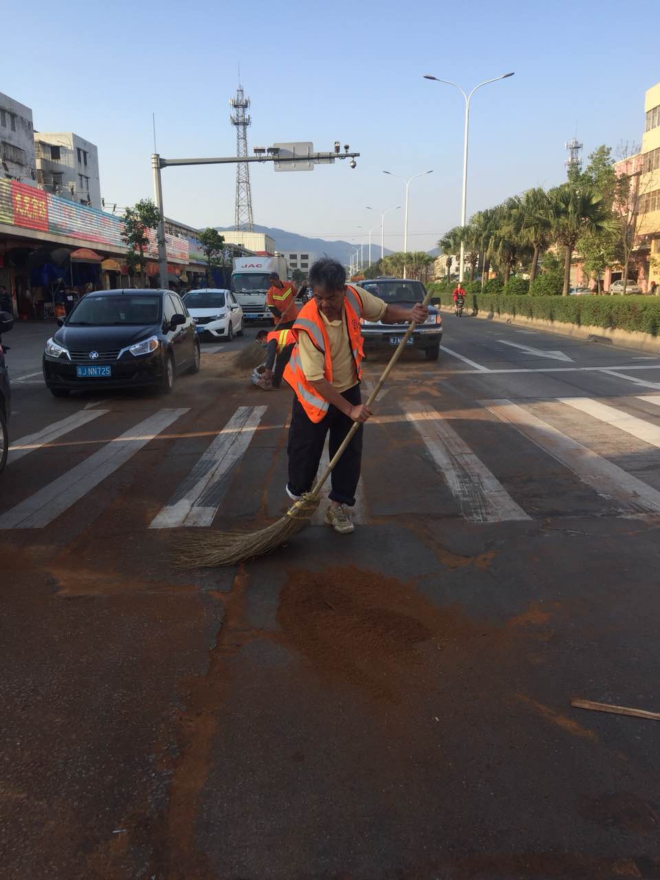 新崖线九龙路段清理油污.jpg