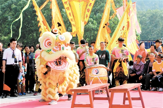 醒狮起舞闹新春 我市举办醒狮武术大赛,市民大呼过瘾 醒狮比赛吸引众多市民现场观看。 江门日报讯 (文/图 记者/唐达)昨日(1月30日)下午,我市第十七届体育节暨2017年迎春醒狮武术大赛在市工人文化宫举办,共有30支醒狮和武术队伍参赛,吸引大批市民现场观看。记者从赛事主办方了解到,近些年来我市每逢大年初三都举办醒狮武术比赛,大大丰富了市民的节日文化生活。 从越山寻宝、桥边寻宝、过河寻宝,到雄狮过三关、石缝蜈蚣青、狮子上高台在喧天的锣鼓声中,10多只醒狮昨日在现场各展绝技、配合默契,让场边