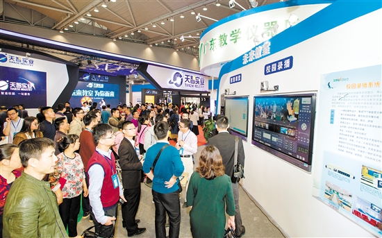 昨日，前来参观展会的人络绎不绝。江门日报记者