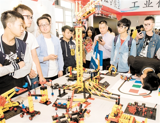 展会上的组合教学用具吸引了不少人参观。