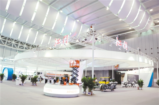 ���조��Ǣ�ᡱ�ϣ����о�����ѡ��֯�˽�40��װ������ҵ��ҵ��90������д����Բ�Ʒ��չ��չʾ��������ʵ����