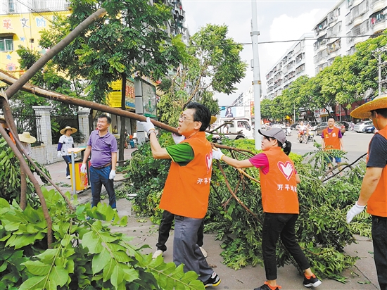 遭遇台风二连击 江门国地税助企业最大限度降低损失 双台风过境后,市国税局、地税局组织志愿者积极投身抢险救灾工作之中。 8月23日、27日,台风天鸽、帕卡相继袭击江门,强风强降雨给我市税务部门及辖内企业造成了不同程度的损失,有的企业甚至停工待产。面对严峻形势,市国税系统、地税系统各级领导靠前指挥,全体干部职工众志成城,争分夺秒开展防御台风及救灾复产工作,尽可能降低台风给税务系统和企业带来的损失。 坚守岗位,办税服务不断电 为确保台风期间为纳税人提供一如既往的办税服务,市国