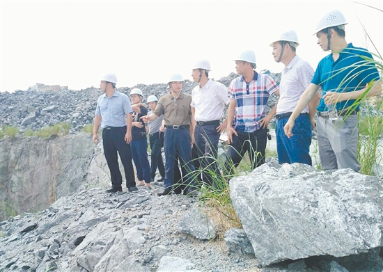 市安全生产检查组到采石场进行安全生产检查。 市安全生产检查组到采石场进行安全生产检查。