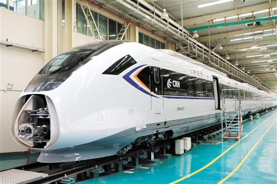 ���а���ǿ�Ƚ�װ������ҵ��Ϊ��ͷ�Ź��̡���ͼΪ�г��㶫��˾�����ġ���г�š�������