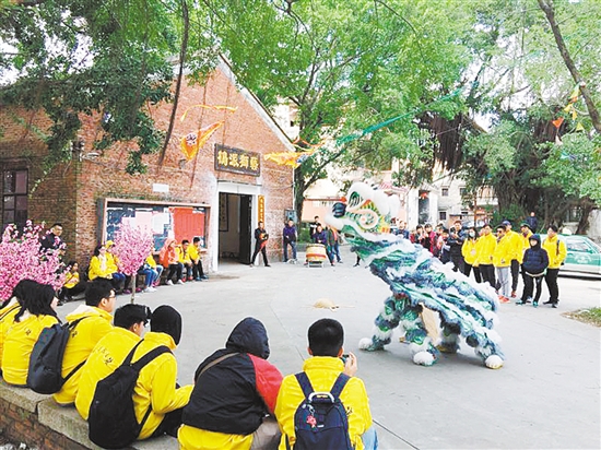 华裔青少年欣赏威猛灵动的鹤派狮艺表演。