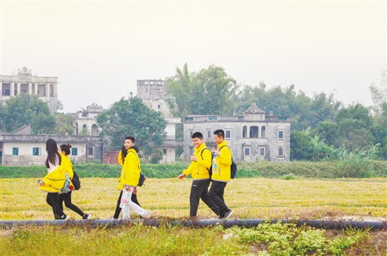 华裔青少年在开平进行世界文化遗产田野调查。