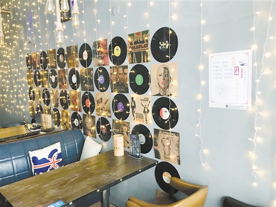 三更半夜烧烤店内,一进门就可以看到光盘行动