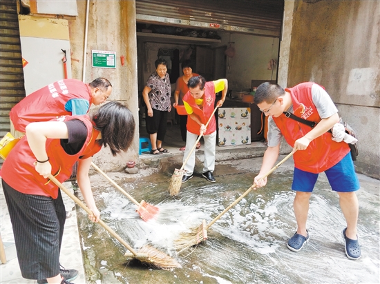 我市开展洁城·绿生活志愿服务环境整治统一