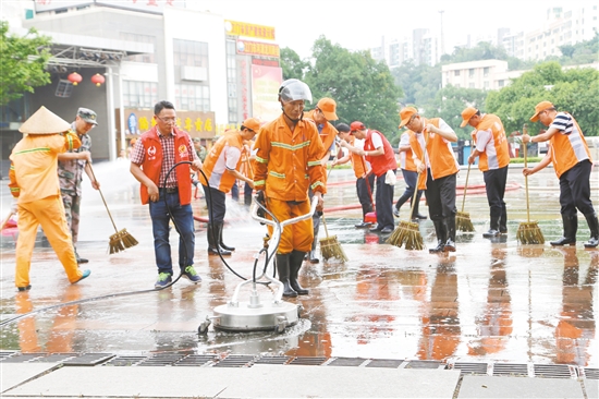环卫工人与志愿者一起清洁街道。