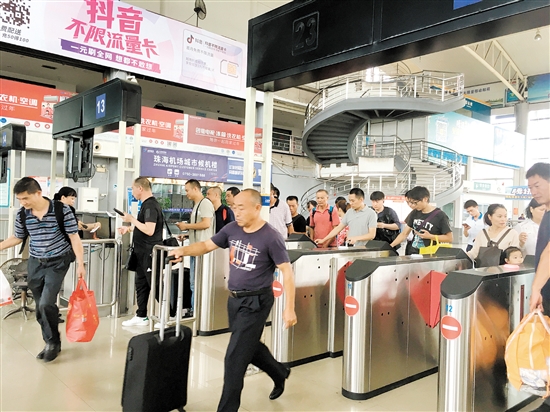 昨天上午10点20分,江门汽车总站在山竹过后