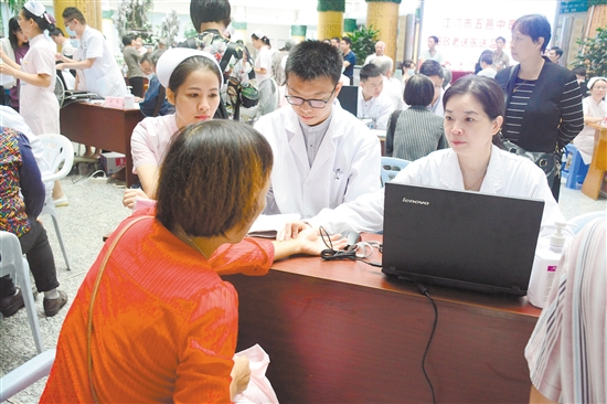 义诊活动让许多市民受益。