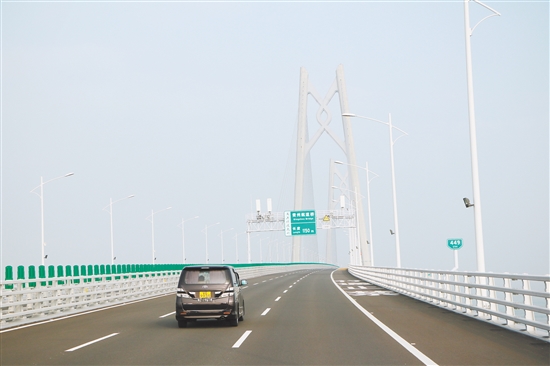 我市首班途经港珠澳大桥跨境巴士 自助通关仅