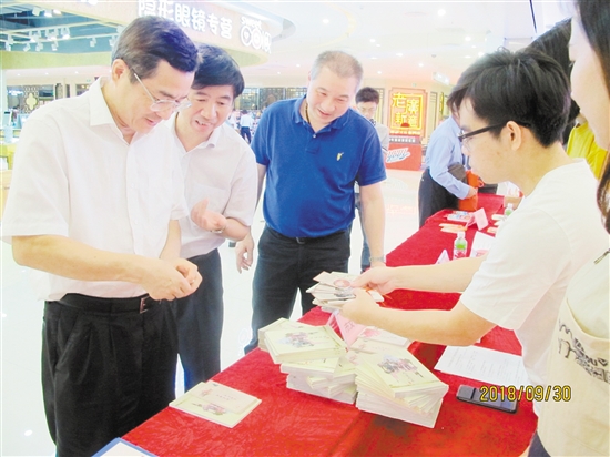 副市长蔡德威(左一)巡视“打击传销 副市长蔡德威(左一)巡视“打击传销