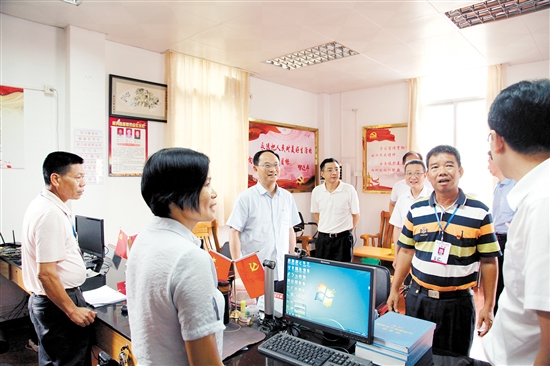 突出政治统领 我市纵深推进扫黑除恶专项斗争