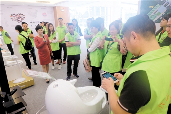 消费维权志愿者参观地尔汉宇集团。
