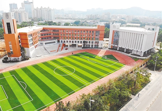 去年，17所义务教育“三二一”工程学校全部建成。图为紫茶中学。