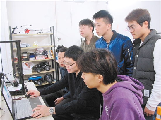 如何培养人才成为发展工业设计的重要任务，图为五邑大学学生在学习3D打印技术。