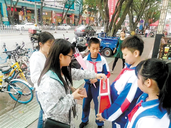 紫茶小学开展真情圆梦,扶困助学玫瑰义卖活