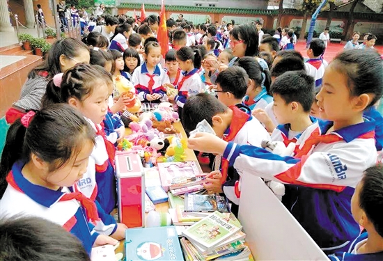 学雷锋侨乡少年在行动 大家争当小小志愿者