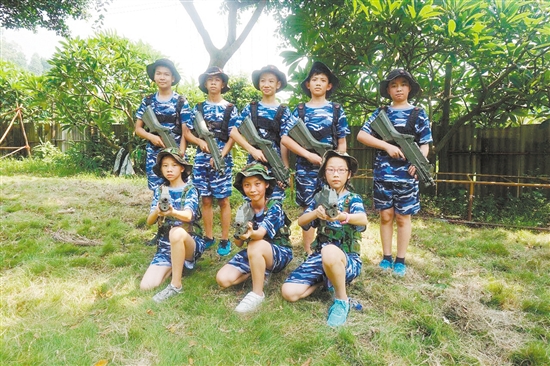 在黄埔军校夏令营,小营员将体验CS野战。(资