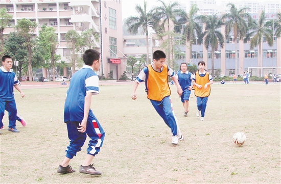 足球和网球项目是学校的教学特色。