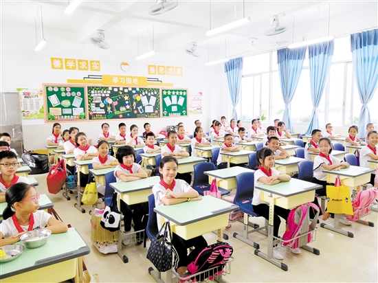 景贤小学学生在教室内上课.